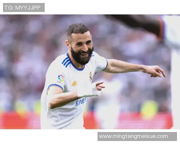 11号球衣的足球明星风采尽显精彩瞬间与场上荣耀时刻的完美结合 11号球衣的足球明星风采尽显精彩瞬间与场上荣耀时刻的完美结合